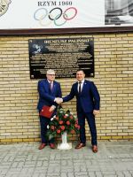 Prezes PZPC Waldemar Gospodarek z synem Ireneusza Palińskiego przed tablicą pamiątkową