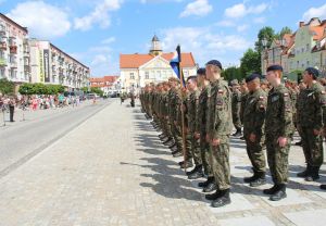 Żołnierze ustawieni pod Ratuszem