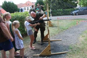 Żołnierz uczący strzelać do celu