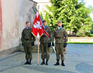 Poczet sztandarowy pod Kościołem św. Wojciecha