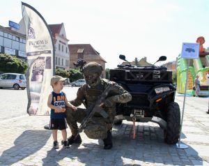 Żołnierz z dzieckiem