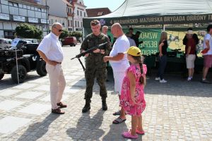 Żołnierz demontstrujący ubsługę broni