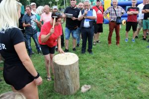 Kobieta biorąca udział w konkurencji "Wbijanie gwoździa"