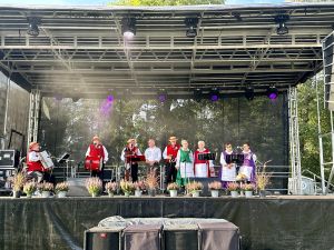 Zespół "Wrzos" na scenie z Burmistrzem Nidzicy