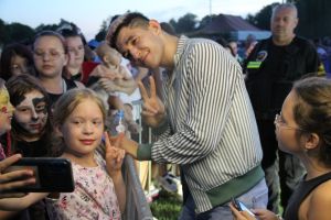 Wokalista zespołu Discoboys z fanami