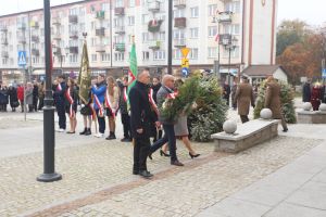Złożenie kwiatów pod tablicą