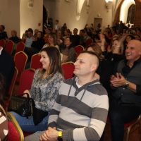 publiczność na sali się śmieje