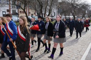 Uczesticy uroczystości maszerują po ulicy Kościelnej