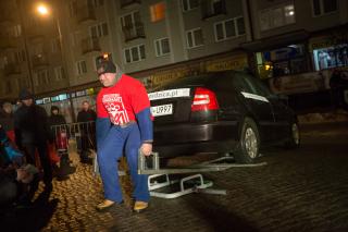 Dźwigali furę burmistrza, czyli Strongmani na nidzickim rynku- ZOBACZ ZDJĘCIA