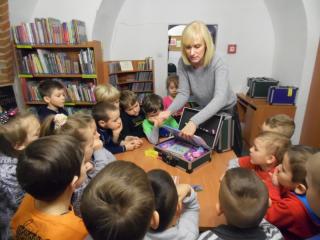 Lekcja biblioteczna pt. „Bibliotekę poznamy słodko poczytamy”