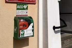 Półautomatyczny defibrylator zewnętrzny AED na budynku Urzędu Miejskiego w Nidzicy