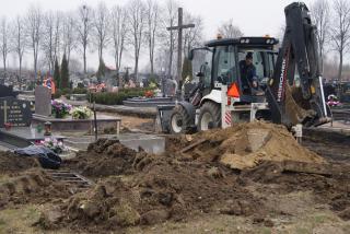 Suchą nogą do bliskich, czyli modernizacja alejek na nidzickim cmentarzu- ZOBACZ ZDJĘCIA