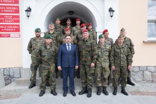 Żołnierze z Bundeswehry odnawiali cmentarz w Zimnej Wodzie